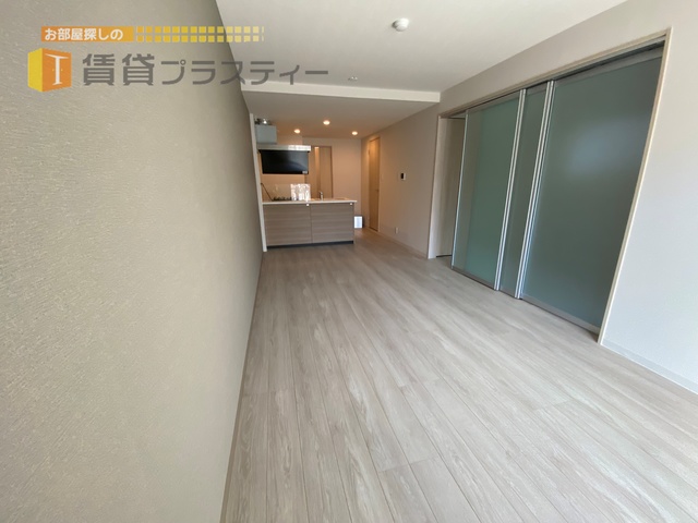 居室・リビング　前面開けていて明るいリビングです