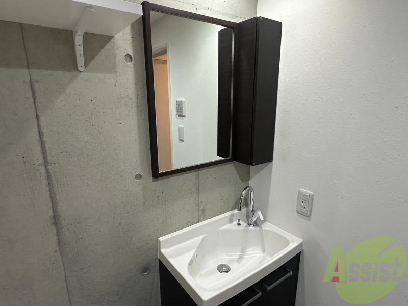 洗面設備　洗面台。朝の身支度はここでばっちり決めましょう。