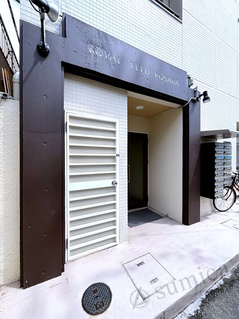 エントランス　落ち着いたエントランス。マンションを演出します。