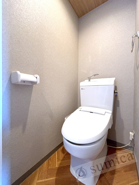 トイレ　温水洗浄便座。清潔感のあるトイレです。