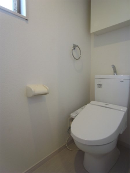 トイレ　嬉しいウォシュレット付きのトイレです。