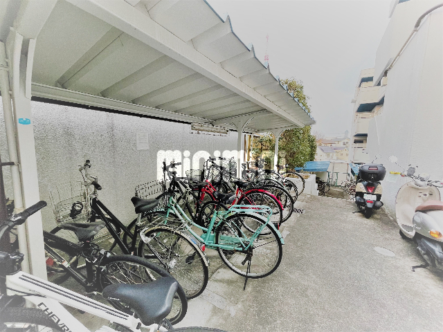 駐車場　駐輪場奥まで続く