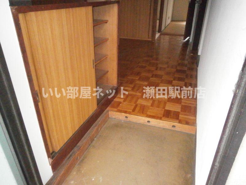 玄関　※同建物の別のお部屋の写真です。