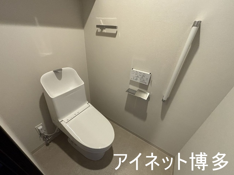 トイレ　温水洗浄便座付きです
