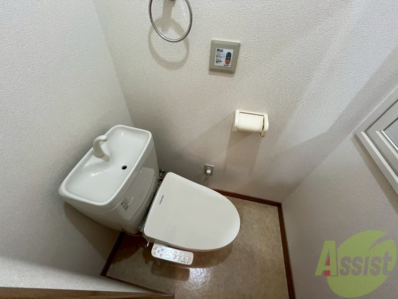 トイレ　トイレです。タオル掛けもついて便利ですね