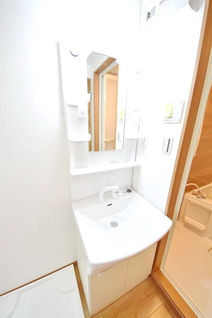 洗面設備　忙しい朝でも嬉しいシャワー付き独立洗面台