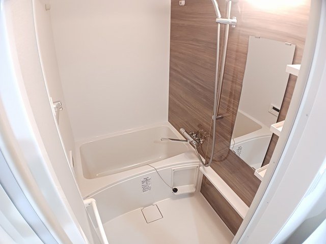 バス・シャワールーム　コンパクトで使いやすいお風呂です
