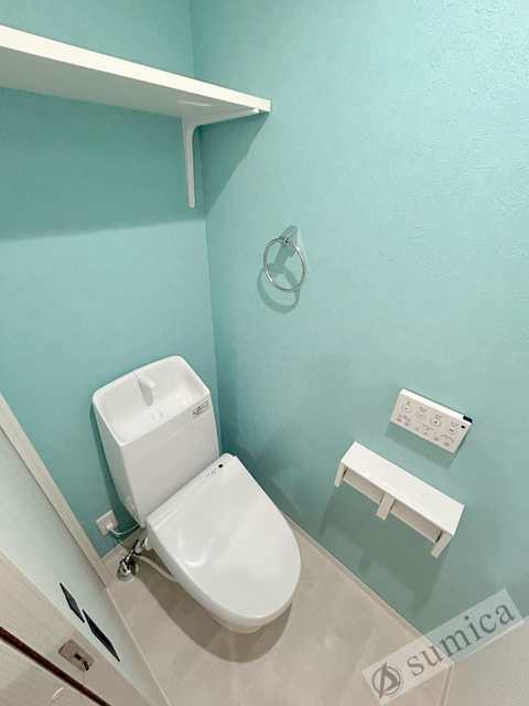 トイレ　人気アイテムの温水洗浄便座。清潔感のあるトイレです。