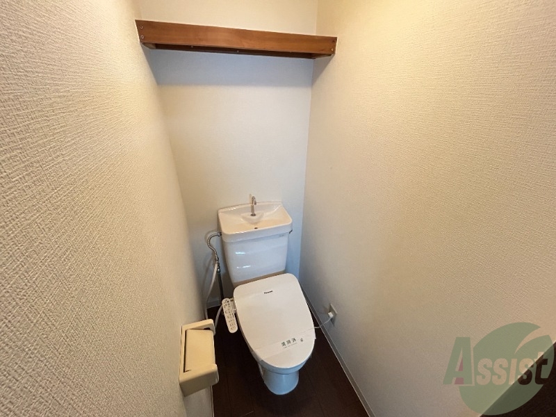 トイレ　トイレは嬉しい温水洗浄便座付で快適に過ごせそうです。