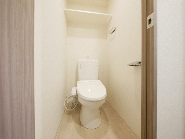 トイレ　落ち着いた色調のトイレです