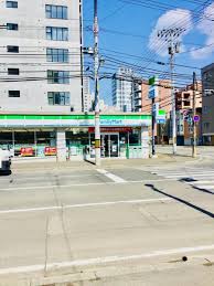 コンビニ　ファミリーマート札幌南5条東店（コンビニ）まで96m