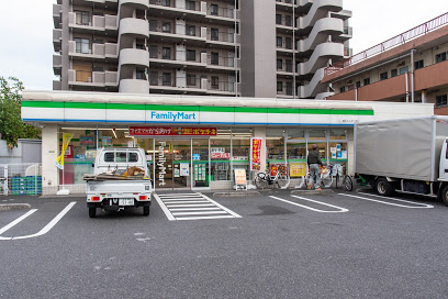 コンビニ　ファミリーマート 加平インター店（コンビニ）まで352m