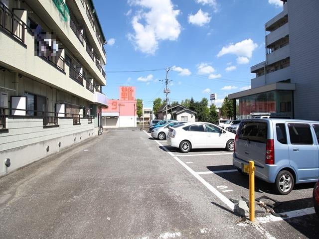 駐車場　敷地内に駐車場ございます