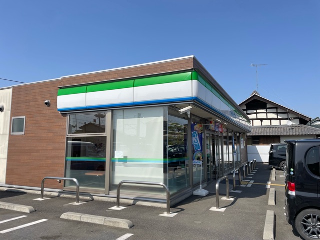 コンビニ　ファミリーマート（コンビニ）まで270m