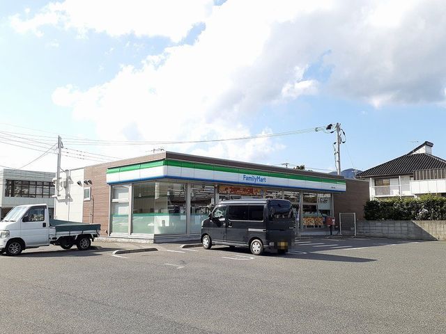 コンビニ　ファミリーマート（コンビニ）まで300m