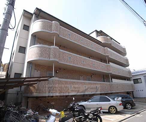 建物外観　ドッシリとした外観