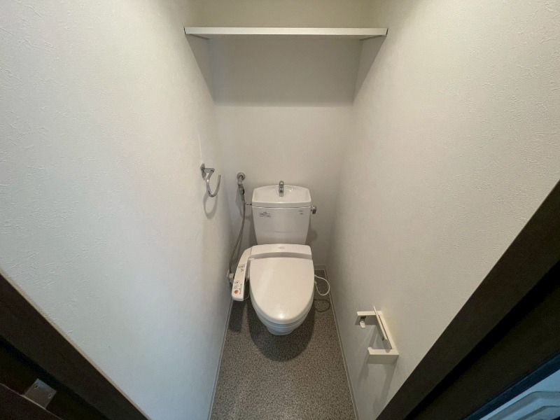 トイレ　ウォシュレット機能がついたトイレです。安心して使用できます。