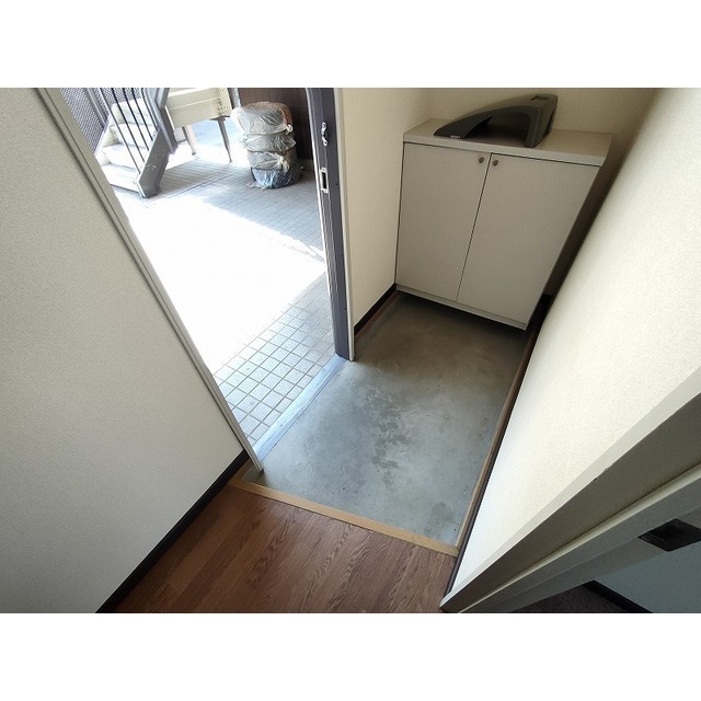 玄関　※別部屋の参考写真になります。