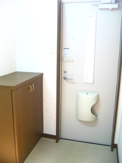 玄関　玄関には靴箱完備！