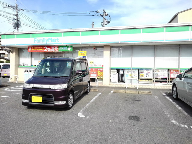 コンビニ　ファミリーマート（コンビニ）まで400m