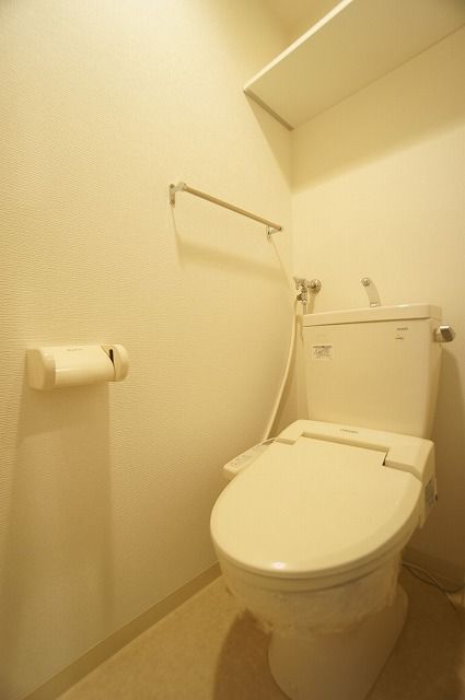 トイレ　落ち着いた色調のトイレです