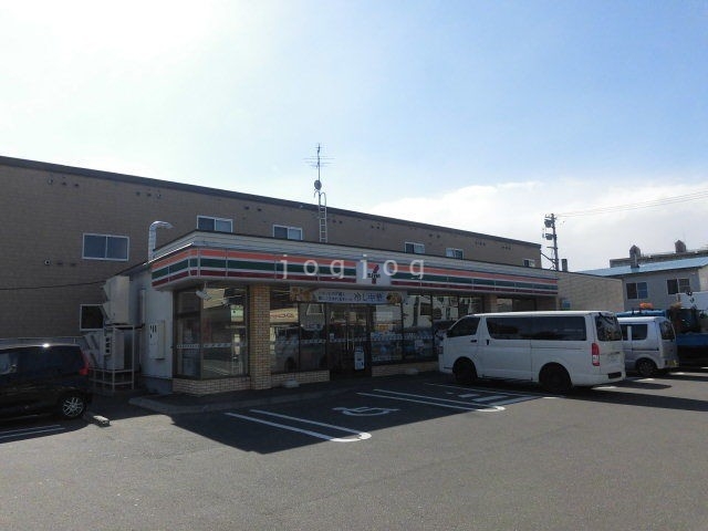 コンビニ　セブンイレブン札幌新川2条店（コンビニ）まで297m