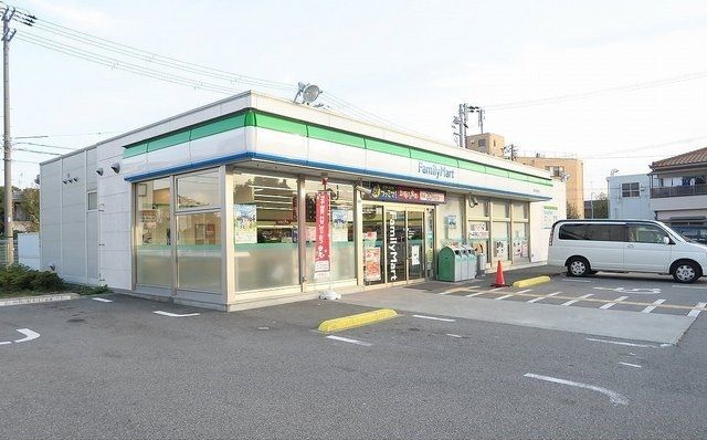 コンビニ　ファミリーマート豊中島江町店（コンビニ）まで200m