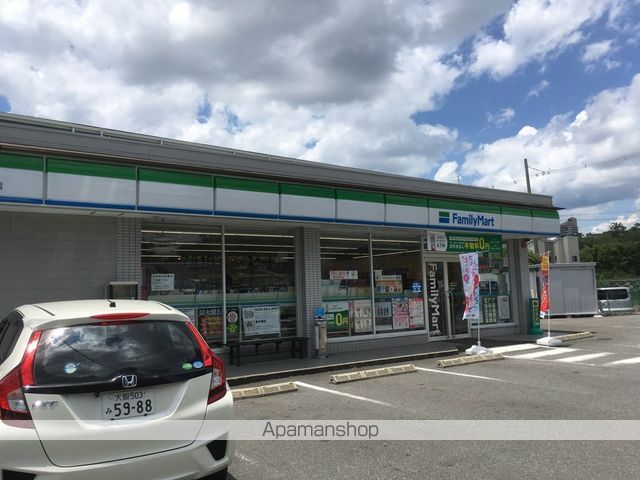 コンビニ　ファミリーマート（コンビニ）まで802m