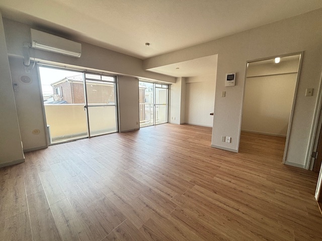 居室・リビング　同建物の違うお部屋の写真です