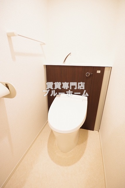 トイレ　収納棚付き！温水洗浄便座付きのトイレです！