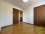 その他部屋・スペース　寝室はこちらです。光が差し込む、温かみのあるお部屋です。