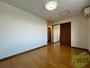 居室・リビング　日当たりが良くて心地よく過ごせそうなお部屋です。