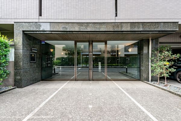 エントランス　建物の内部です