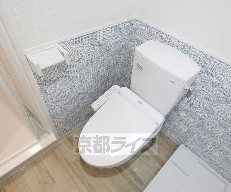 トイレ　ウォシュレット完備。