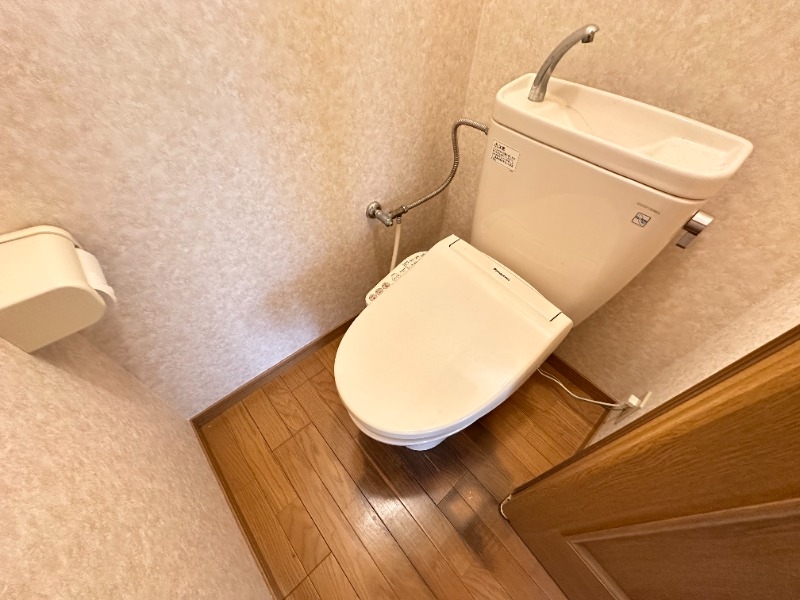 トイレ　温水洗浄付きトイレです