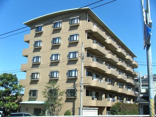 建物外観　タイル張りのガッシリとしたマンションです