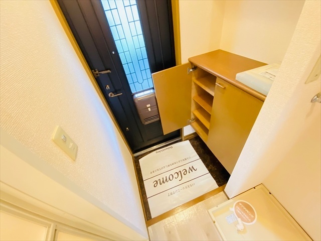 玄関　同一建物内１０５号室内装写真転載