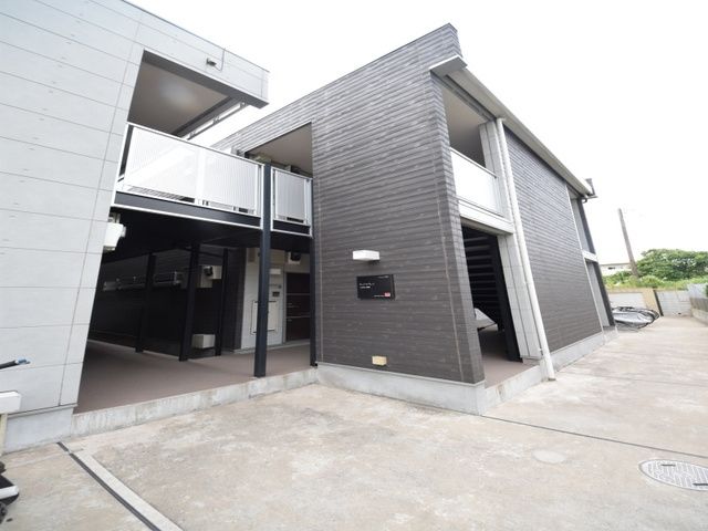 ＪＲ総武線 千葉駅 バス乗車時間：8分 最寄りバス停で下車 徒歩1分 2階建 築14年の外観写真