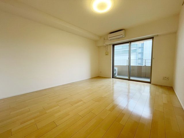 ロイヤルパークスERささしま EASTの居間写真