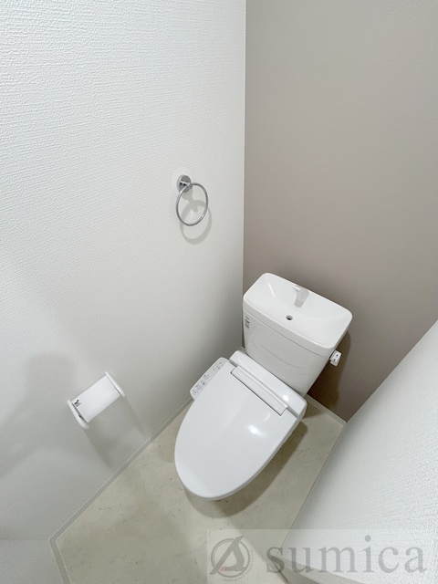 トイレ　人気アイテムの温水洗浄便座。清潔感のあるトイレです。