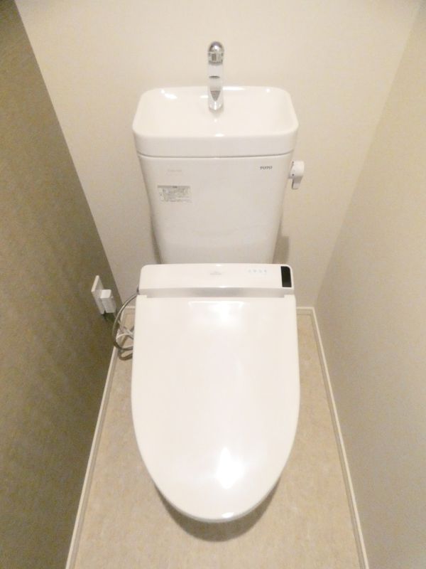 東京メトロ銀座線 表参道駅 徒歩11分 10階建 築8年のトイレ写真