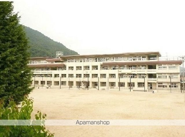 小学校　八木小学校（小学校）まで750m