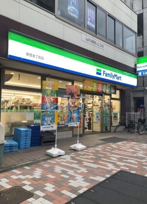 コンビニ　ファミリーマート新宿余丁町店（コンビニ）まで184m