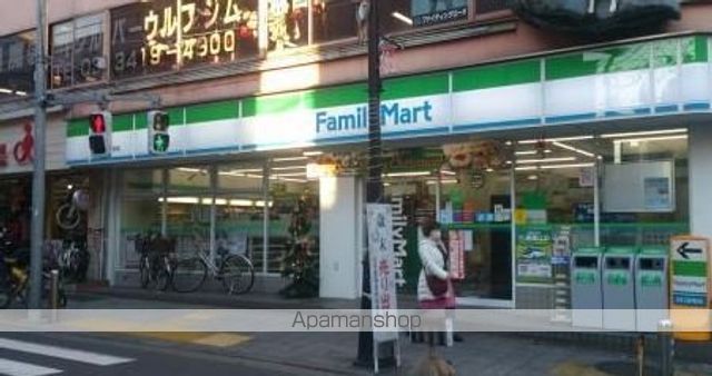 コンビニ　ファミリーマート太子堂三丁目店（コンビニ）まで132m