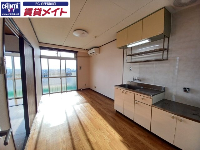 ロイヤルハイツ白子駅前の居間写真
