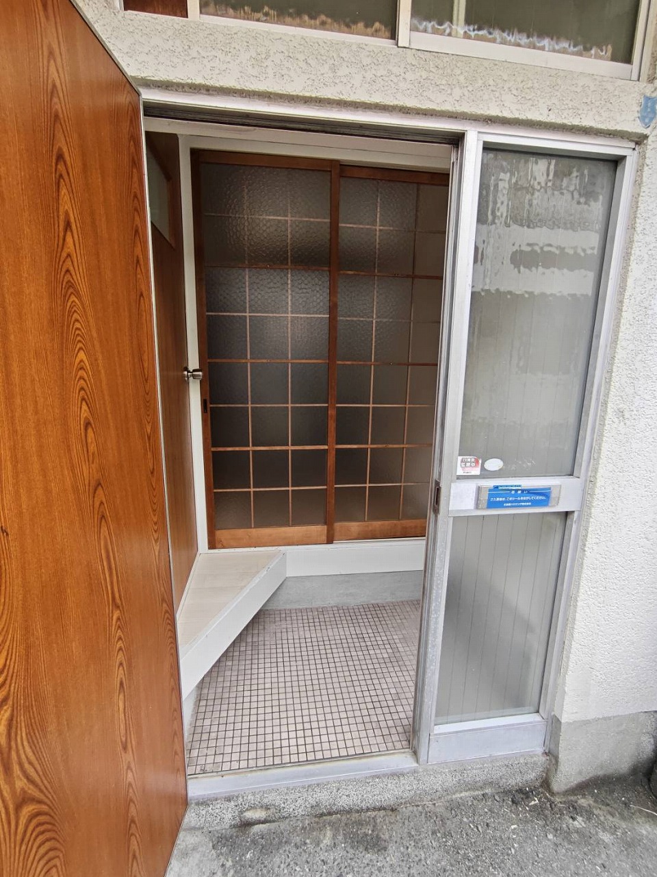友田町高木貸家の玄関写真