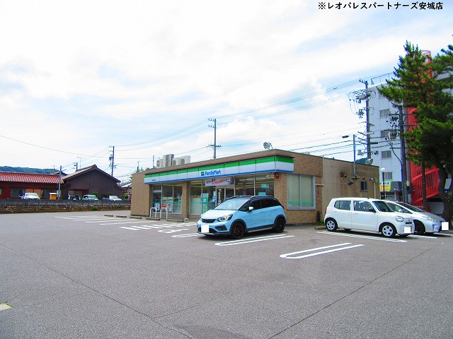 コンビニ　ファミリーマート岡崎本宿店（コンビニ）まで685m