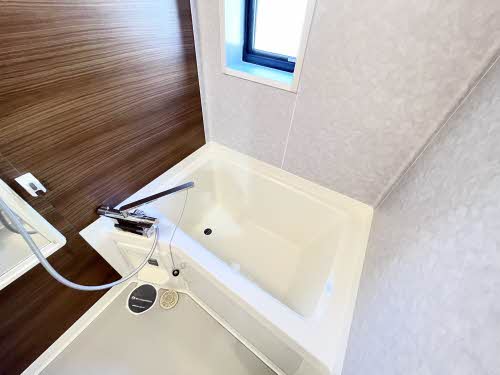 バス・シャワールーム　サーモスタット水栓で温度設定が楽で窓もあります！