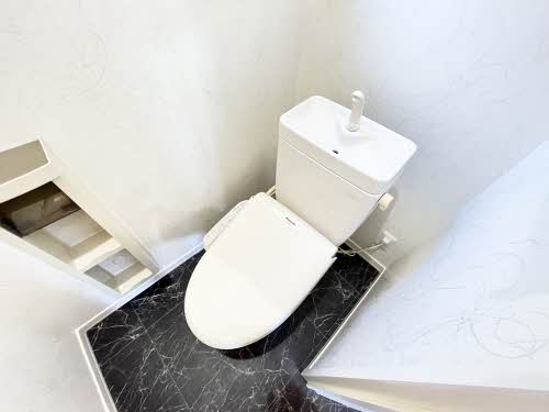 トイレ　ウォシュレット付きで窓もあります！