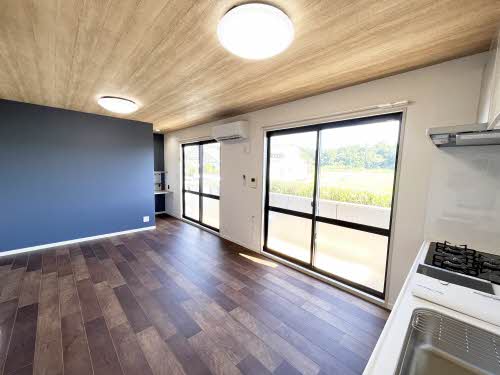 居室・リビング　LDKにリノベーションし窓も多く明るいです！